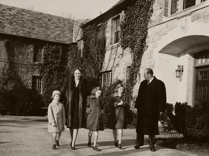 Under krigen oppholdt Kronprinsesse Märtha seg på Pook's Hill sammen med med Prins Harald, Prinsesse Astrid og Prinsesse Ragnhild. Her er Kronprins Olav på besøk. Det meste av tiden var han i London sammen med Kong Haakon og den norske eksilregjeringen. Fotograf ukjent, De kongelige samlinger.