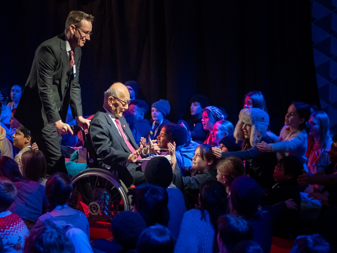 Terumi Tanaka og de andre fredsprismottakerne ble tatt varmt imot på Redd Barnas fredsprisfest. Foto: Sebastian Kaufmann Jacobsen / NTB