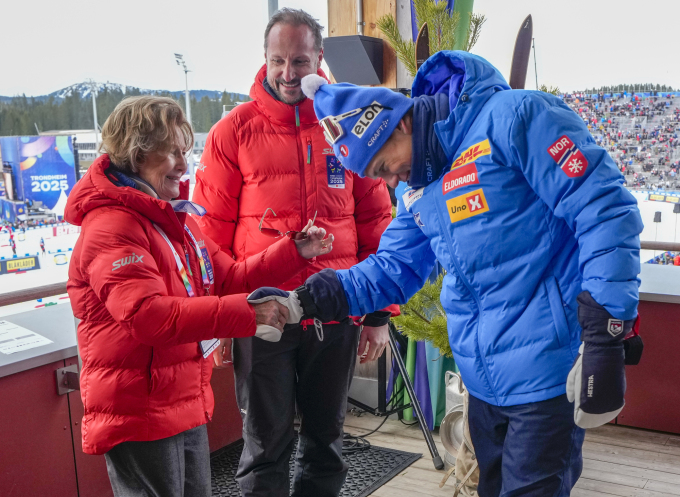 Johannes Høsflot Klæbo gratuleres med seieren på Kongetribunen. Foto: Lise Åserud, NTB