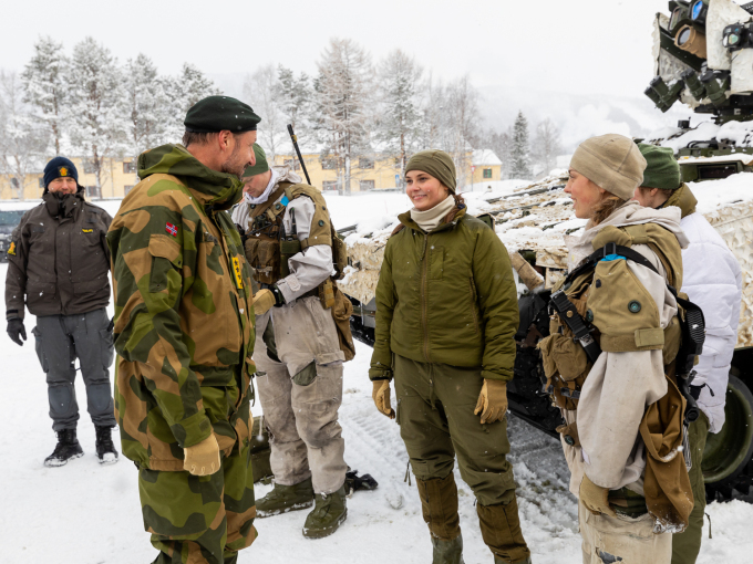 Under besøket til Ingeniørbataljonen møtte Kronprinsen Prinsesse Ingrid Alexandras lag. De fortalte om hvordan de inngår i øvelsen Joint Viking. Foto: Ole-Sverre Haugli / Forsvaret