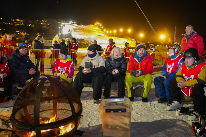 Samtale rundt bålpannen med utøvere og trenere før alpintreningen med Vivil. Foto: Heiko Junge, NTB