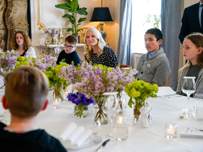 Jakob Sande Haugset (11) frå Sandane fortel om sitt miljøengasjement. Milla Søreide Charbaut (12), Kronprinsesse Mette-Marit, Viljar Olaussen (11) og Olivia Moe-Jordan (13) høyrer på. Foto: Lise Åserud / NTB