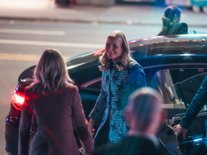 Kronprinsessa blir ønskt velkomen av ordførar Anne Lindboe og KKVs daglege leiar Hans Olav Baden. Foto: Bendik Bruun Edvardsen