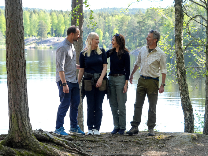 Kronprinsparet og DNT tok Kong Frederik og Dronning Mary med på tur rundt Ulsrudvannet i Østmarka. Foto: Lise Åserud / NTB