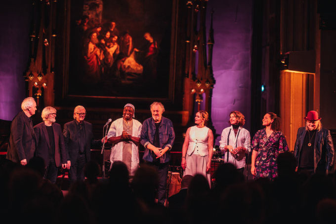 Kjende og kjære musikarar og songarar på scena i Kulturkirken Jakob under jubileumskonserten. Foto: Bendik Bruun Edvardsen 