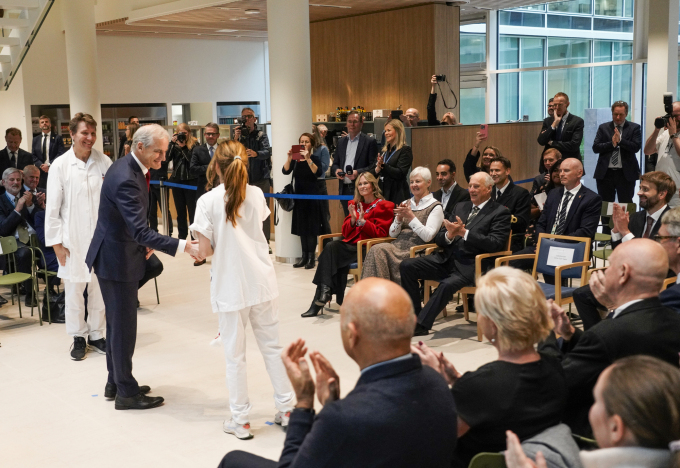 Statsminister Jonas Gahr Støre klippet snoren og erklærte det nye bygget for åpnet. Foto: Thomas Fure, NTB