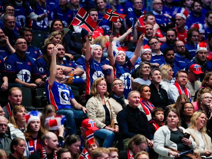 Norske supportere under Norges åpningskamp mot Brasil i håndball-VM for menn. Foto: Beate Oma Dahle / NTB