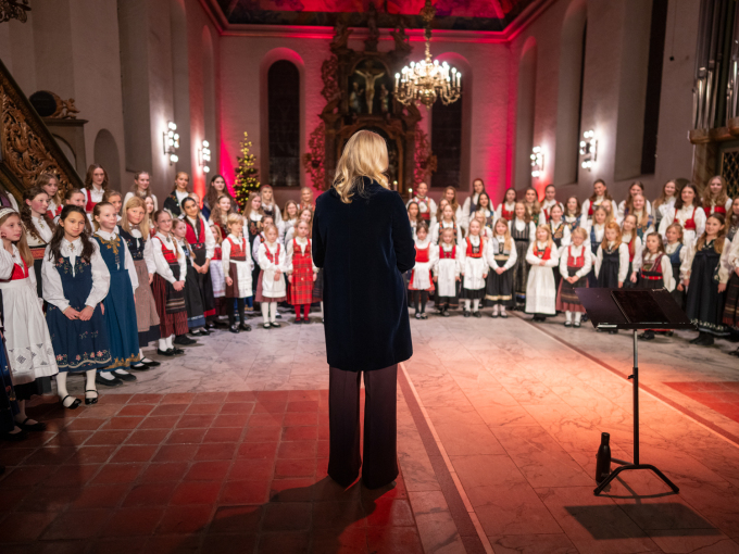 Kronprinsesse Mette-Marit takker for nydelig sang og ønsker alle i koret en god jul. Foto: Heiko Junge / NTB 