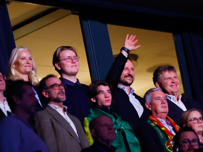 Kronprinsparet og Prins Sverre Magnus på tribunen saman med handballpresident Kåre Geir Lio. Foto: REUTERS/Susana Vera