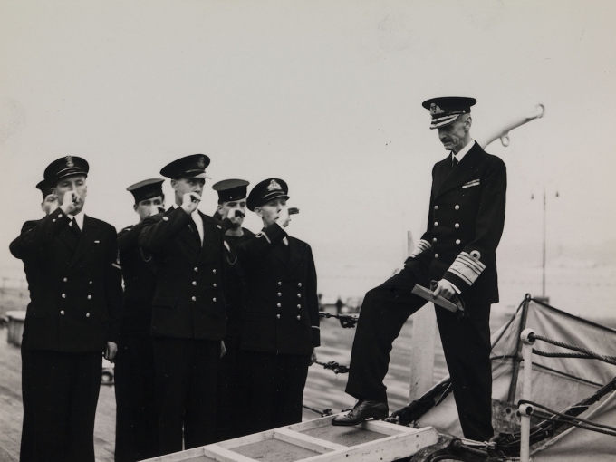 Den 5. juni 1945 gikk Kong Haakon om bord i HMS Norfolk i Edinburgh til lyden av «Ja vi elsker». Det var starten på reisen hjem til Norge. Foto:  Royal Navy Official Photograph (UK)