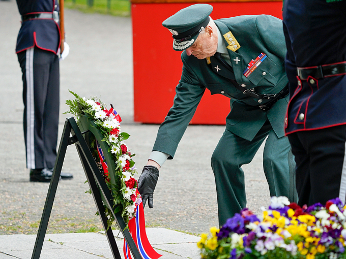 Kong Harald legger ned krans ved Nasjonalmonumentet. Foto: Lise Åserud, NTB scanpix