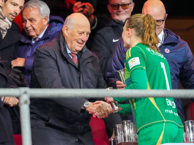 Kong Harald delte ut pokal til keeper i Vålerenga, Tove Evelina Enblom, etter sigeren på Ullevaal Stadion. Foto: Terje Bendiksby / NTB