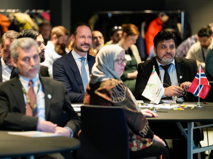 Kronprins Haakon sammen med nestleder og konferanseansvarlig i Muslimsk dialognettverk Arshad Jamil. Foto: Javad Parsa / NTB