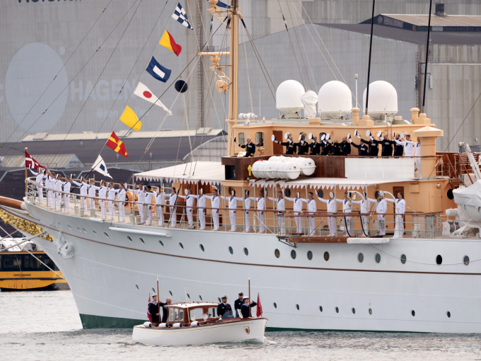 Mannskapet på det danske kongeskipet Dannebrog ropte sin hilsen da Kongesjaluppen fra Norge passerte: «Deres Majesteter Kongen og Dronningen av Norge leve!». Foto: Keld Navntoft, Det Danske Kongehus