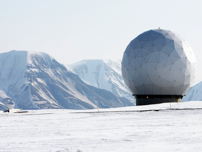 Satellittstasjonen SvalSat - her i vesentlig bedre vær enn under Kronprinsparets besøk. Stasjonen er en del av infrastrukturen til Kongsberg Satellite Services. Foto: Tor Richardsen / NTB SvalSat 