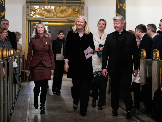 Kronprinsesse Mette-Marit ankommer julekonserten i Oslo domkirke i følge med domprost Pål Kristian Balstad. Bak følger ordfører i Oslo Anne Lindboe og korets daglige leder Ingrid Synnøve Østvang. Foto: Heiko Junge / NTB