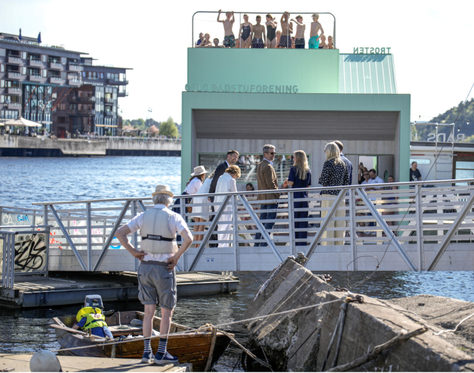 Selskapet stanset opp ved Oslo badstueforenings nye badstue Trosten - byens første universelt utformede sauna. Foto: Stian Lysberg Solum / NTB