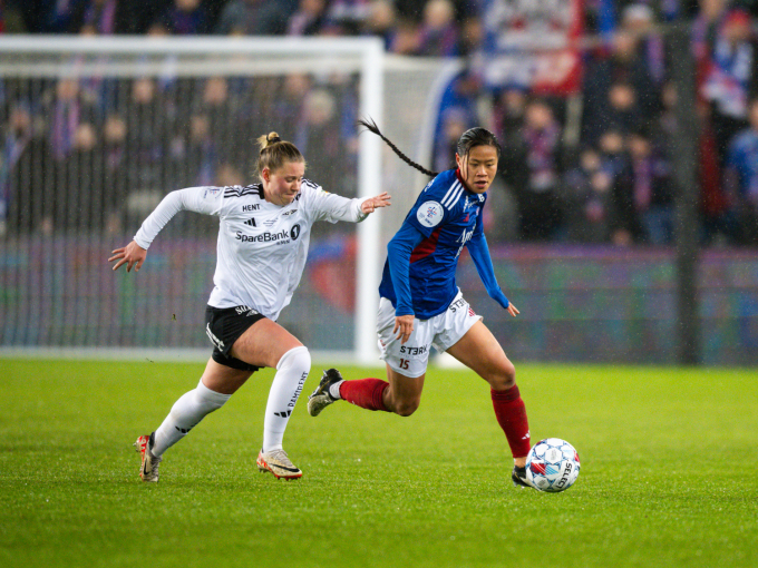 Selma Sól Magnúsdóttir i Rosenborg i duell med Ylinn Tennebø i Vålerenga under NM-finalen i fotball. Tennebø vart kåra til den beste spelaren på bana etter kampen. Foto: Annika Byrde / NTB 