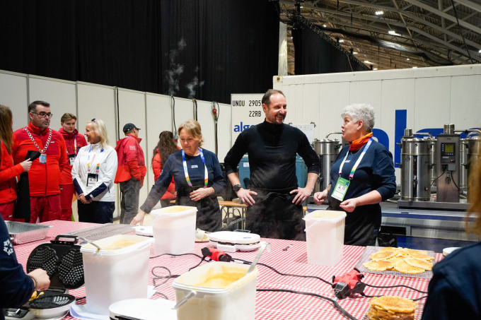 Kronprinsen deltok i vaffelsteking sammen med frivillige. Foto: Gorm Kallestad / NTB