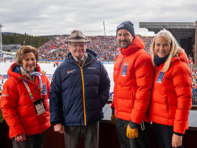 Kong Carl Gustaf av Sverige sammen med Dronning Sonja, Kronprins Haakon og Kronprinsesse Mette-Marit under første konkurransedag i Granåsen. Foto: Simen Løvberg Sund, Det kongelige hoff 