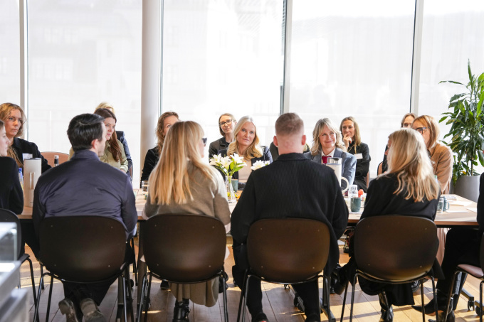 Besøket ble rundet av med en rundebordssamtale der alle aktørene var samlet for å snakke sammen om hvordan norsk motebransje møter globale utfordringer og skaper nye muligheter. Foto: Heiko Junge / NTB