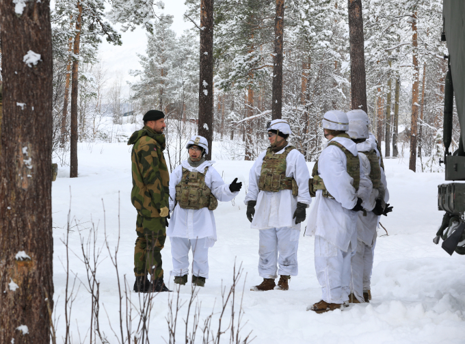 Kronprinsen i møte med amerikanske styrker som deltar i øvelsen. Foto: U.S. Army photo by Spc. Sar Paw