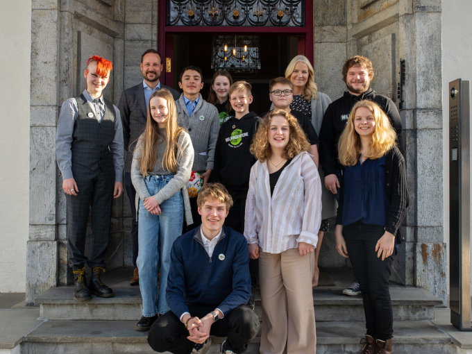 Kronprinsparet saman med Benjamin, Milla, Ulrik, Emanuel, Isa, Jakob, Viljar og Olivia i Barnas Klimapanel – og Bjørn Erik og Sina i Miljøagentene. Foto: Wanda Nathalie Nordstrøm / Miljøagentene 