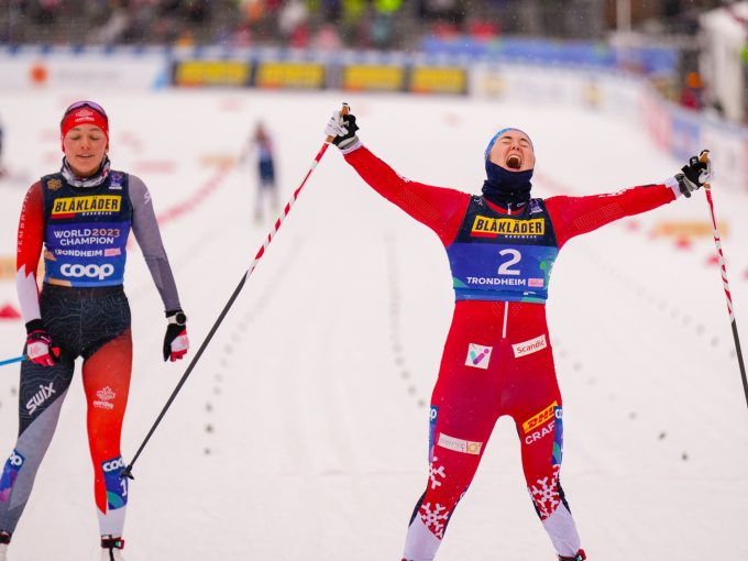 Vilde Nilsen jubler for historisk VM-gull i klassisk sprint i paralangrenn. Foto: Ole Martin Wold / NTB