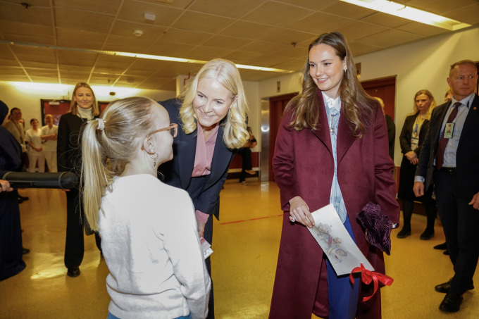 Kronprinsesse Mette-Marit og Prinsesse Ingrid Alexandra ble ønsket varmt velkommen på barne- og ungdomsavdelingen ved Drammen sykehus. Foto: Gorm Kallestad / NTB