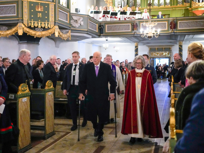 Kong Harald kjem til høgmessa i Oslo domkirke i følgje med biskop Kari Veiteberg. Foto: Terje Bendiksby / NTB